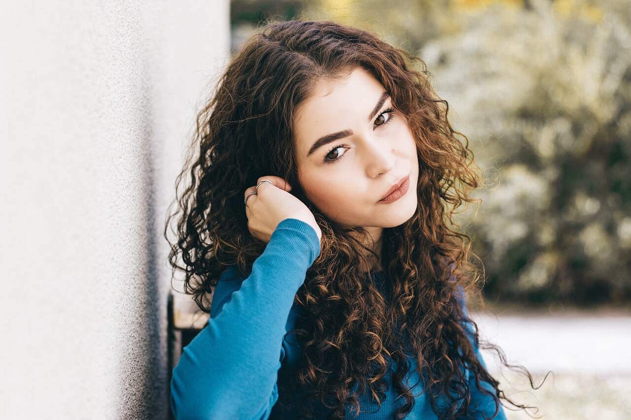 How do shampoos and conditioners for curly hair work