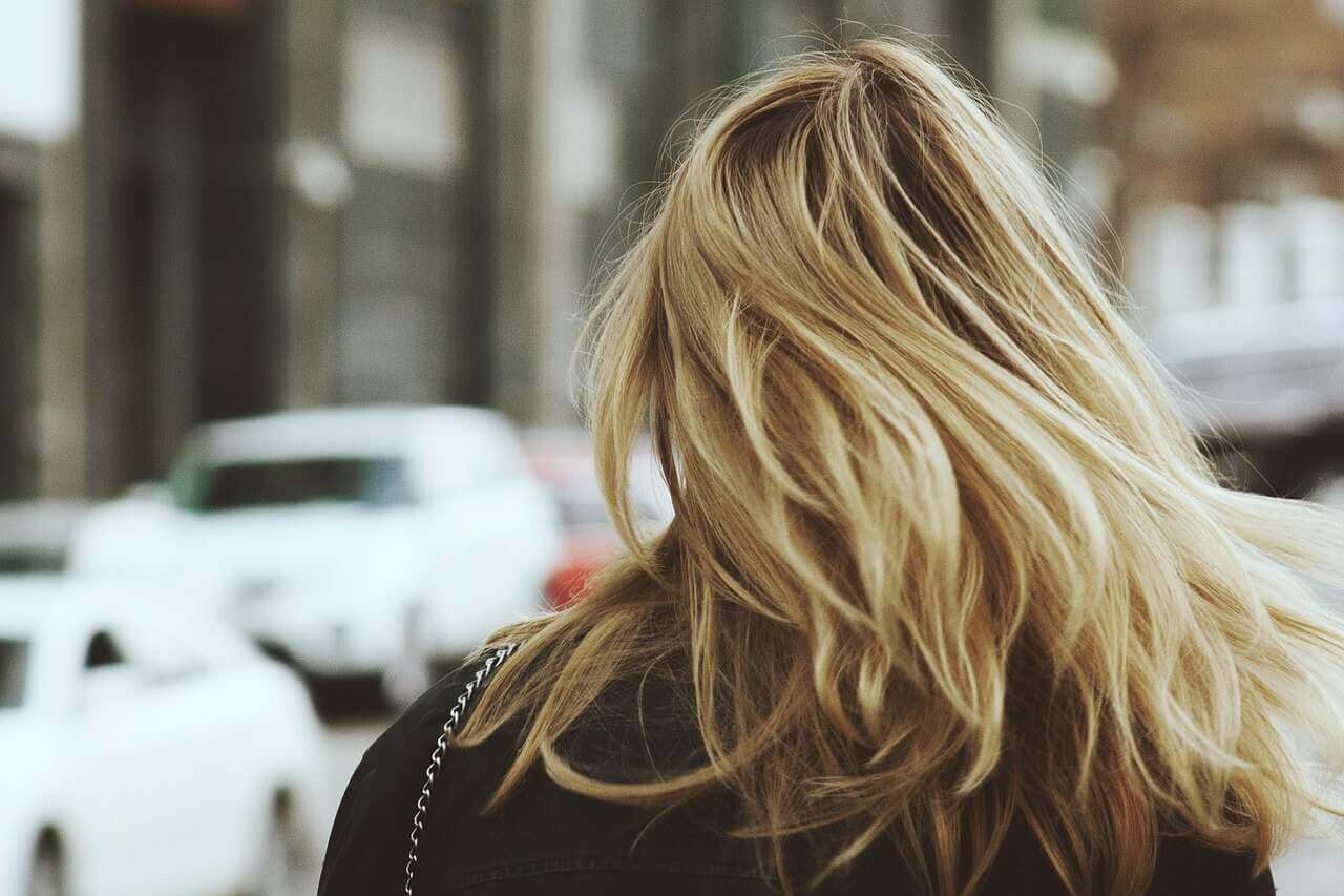 How does volumizing shampoo work
