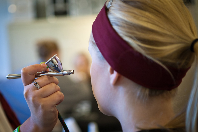 is airbrush makeup good for oily skin