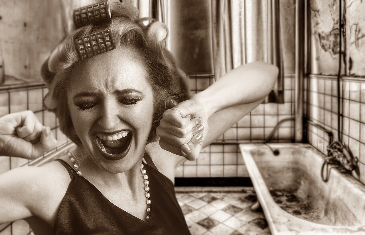 Do you know why your hair feels waxy or greasy? Learn everything here!
