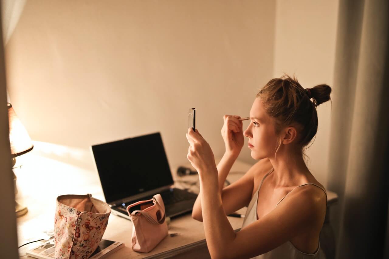 Does Setting Spray Keep Your Makeup From Rubbing Off