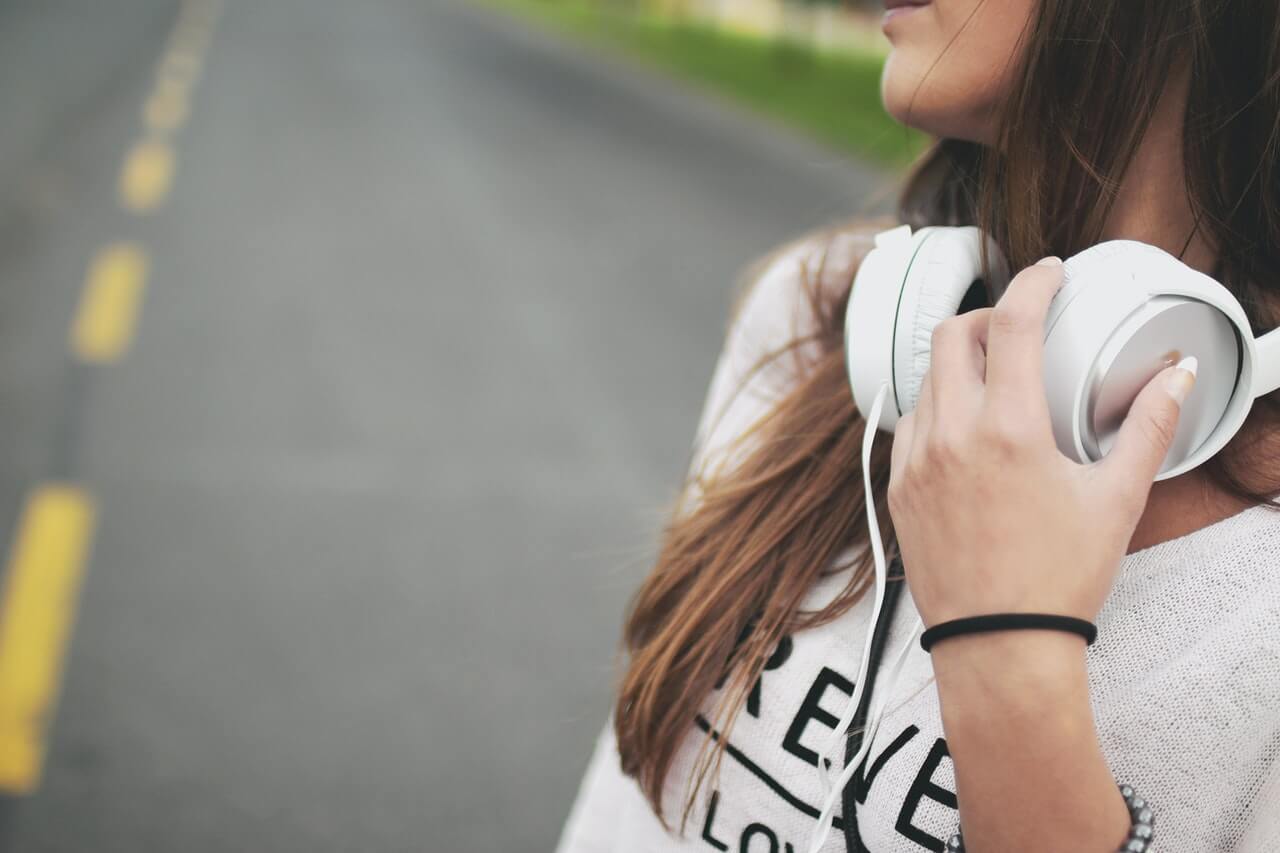 How to Wear Headphones with Curly Hair